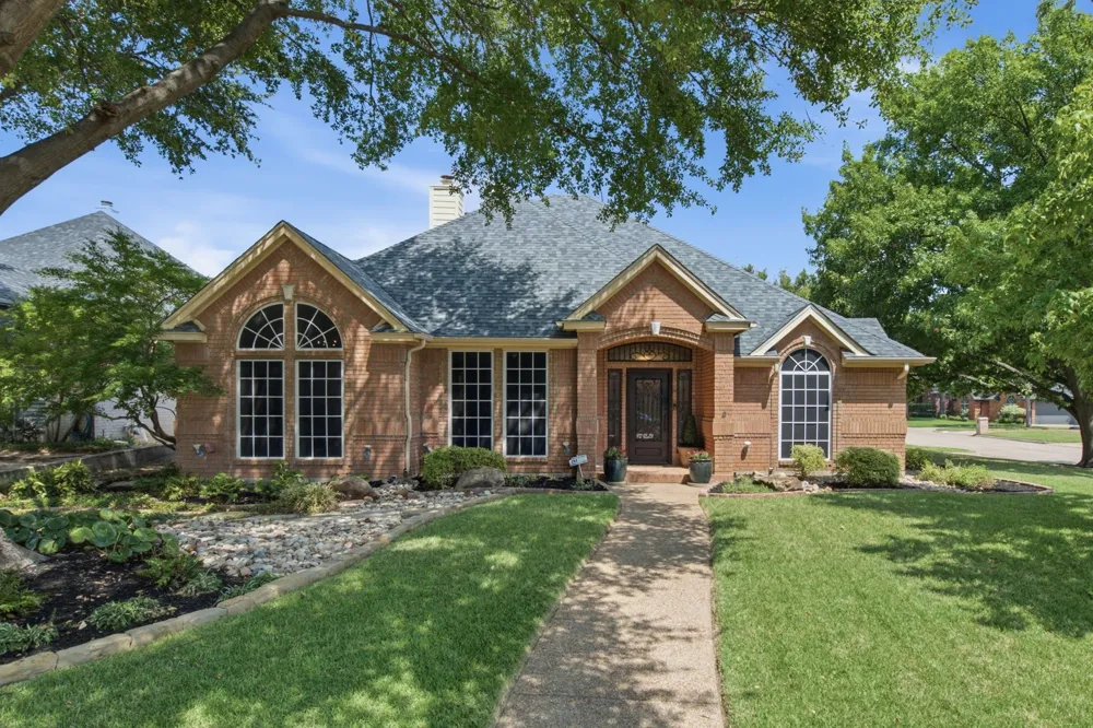 1613 Green Tree Drive Hurst, TX 76054