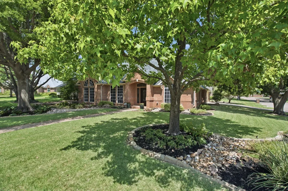 1613 Green Tree Drive Hurst, TX 76054