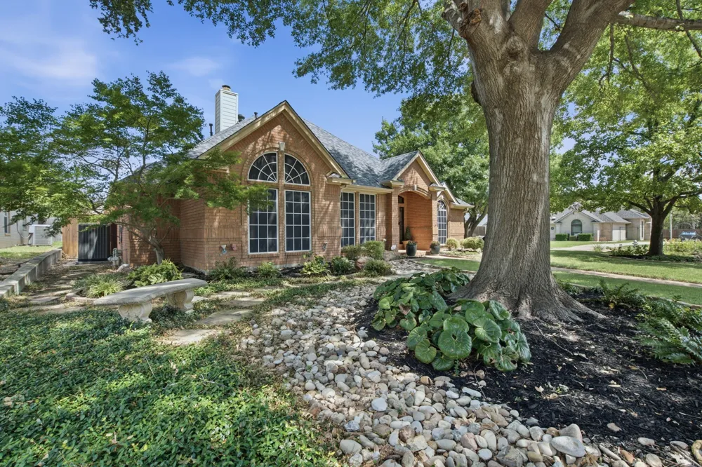 1613 Green Tree Drive Hurst, TX 76054