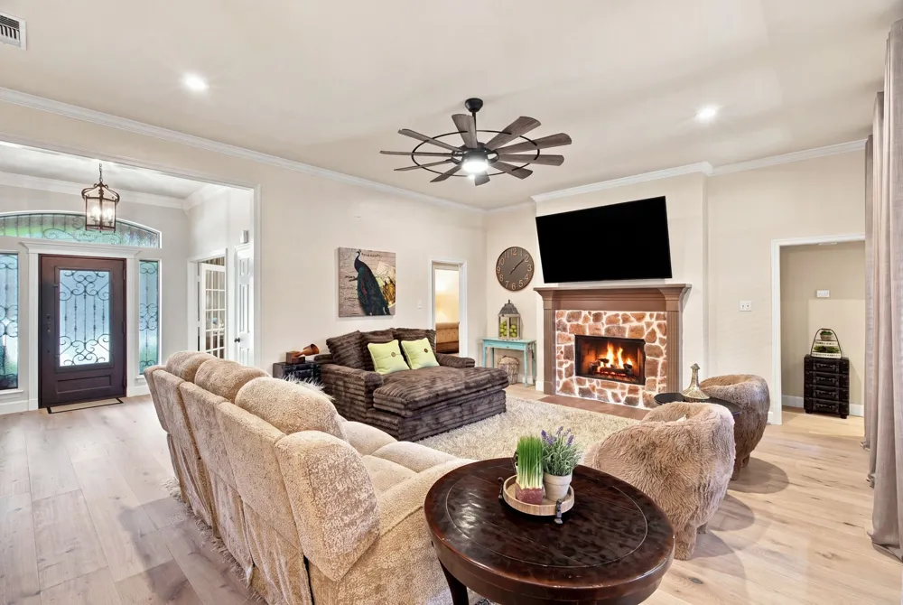 1613 Green Tree Drive Hurst, TX 76054