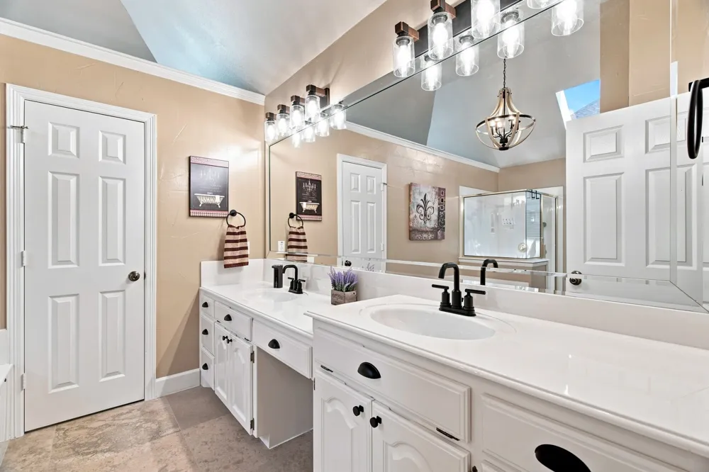 1613 Green Tree Drive Hurst, TX 76054