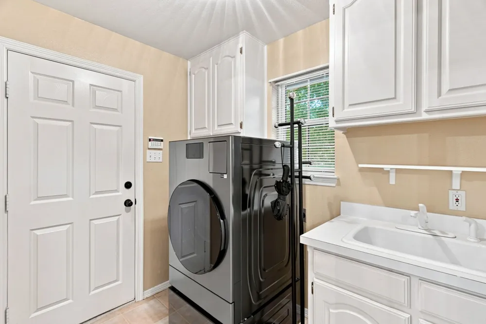 1613 Green Tree Drive Hurst, TX 76054