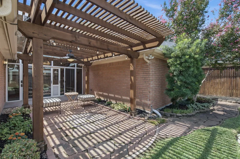 1613 Green Tree Drive Hurst, TX 76054