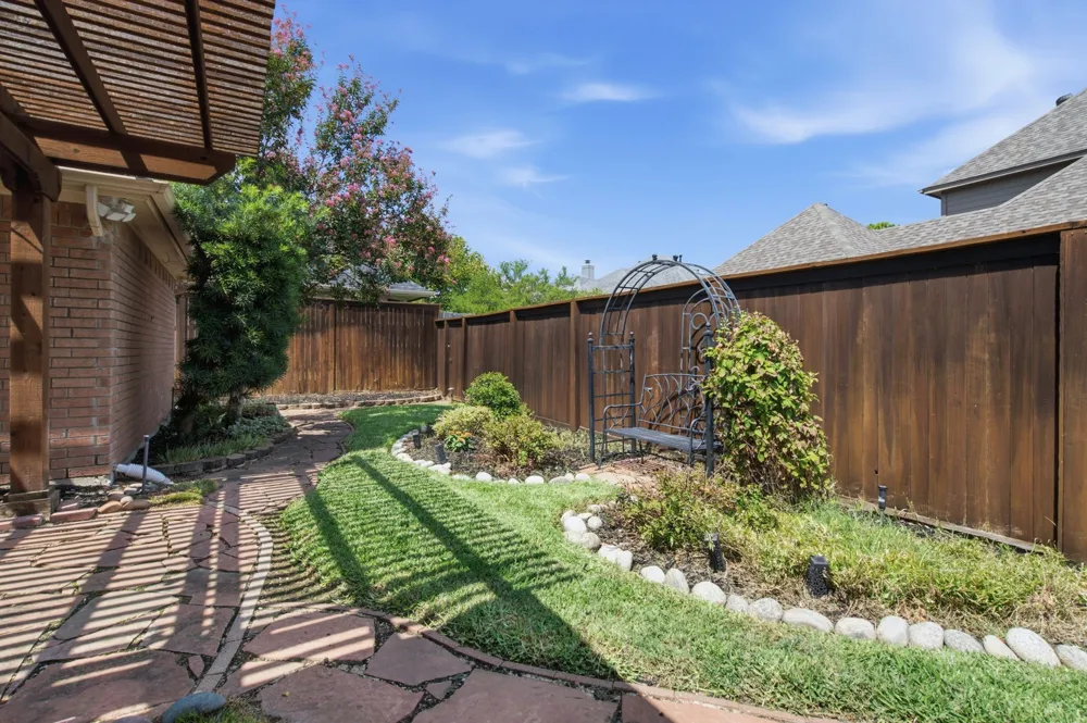 1613 Green Tree Drive Hurst, TX 76054