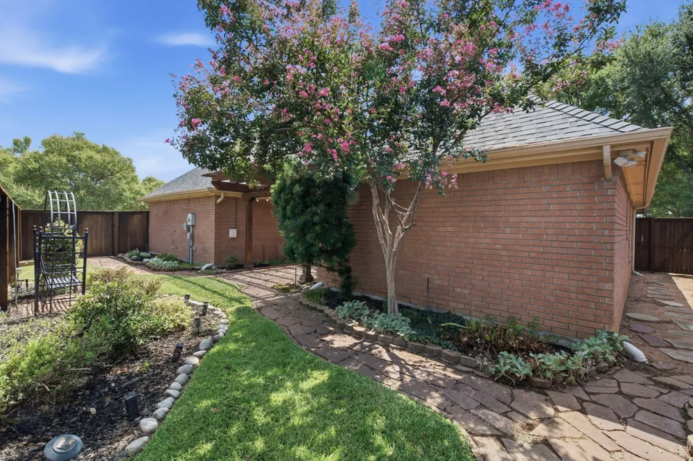 1613 Green Tree Drive Hurst, TX 76054