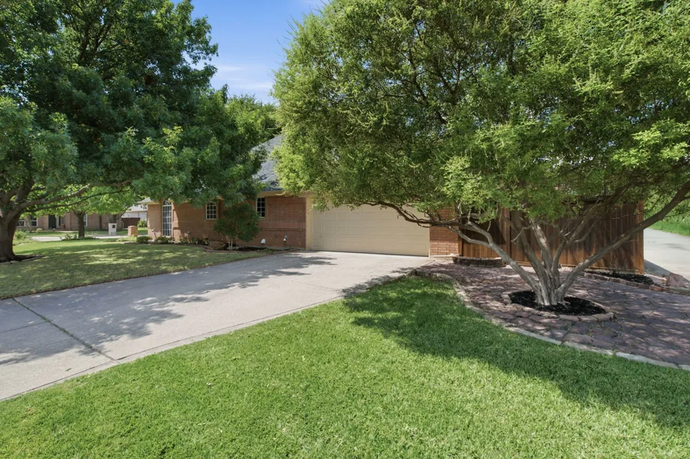1613 Green Tree Drive Hurst, TX 76054