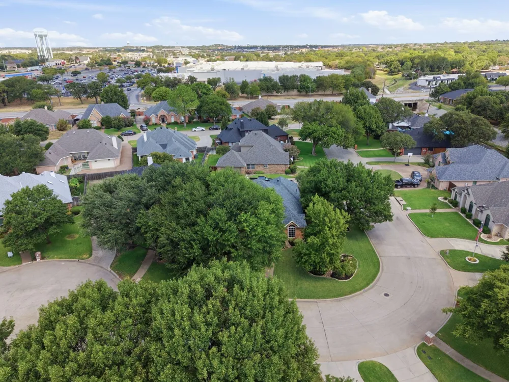 1613 Green Tree Drive Hurst, TX 76054