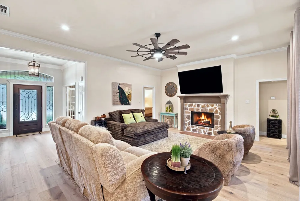 1613 Green Tree Drive Hurst, TX 76054