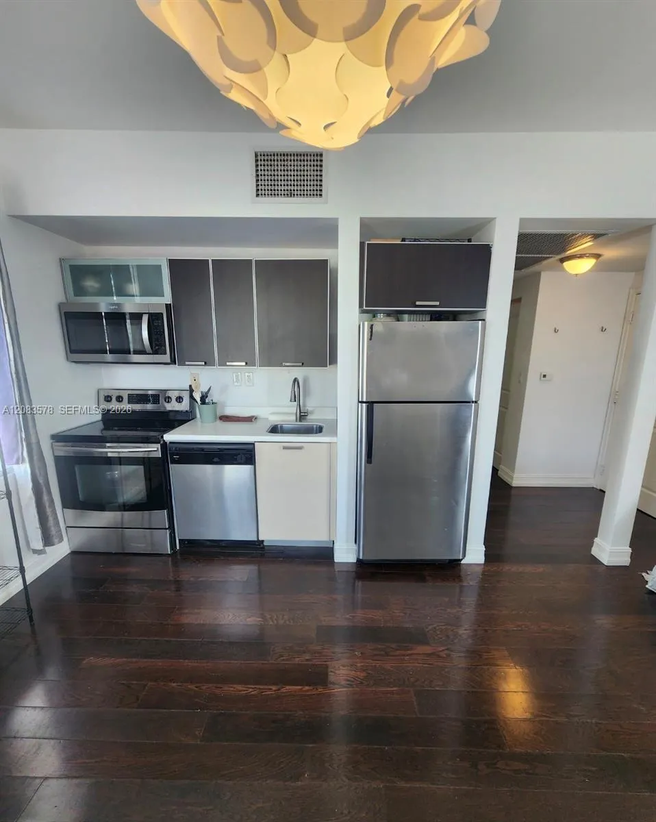 621 11th St #201 Miami Beach, FL 33139