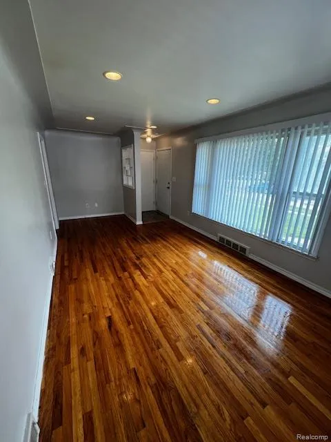 28216 JAHNS DRIVE Roseville City, MI 48066