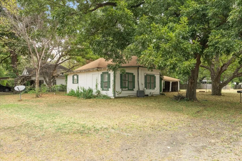 212 W 3rd Street Purdon, TX 76679