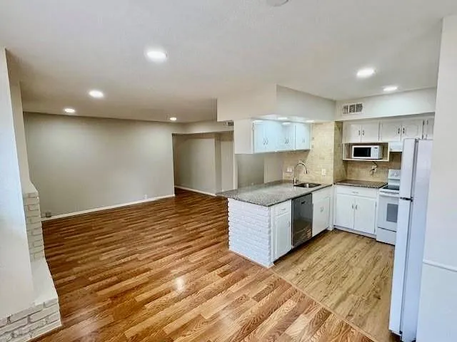 2101 Fountain View Drive #14 Houston, TX 77057