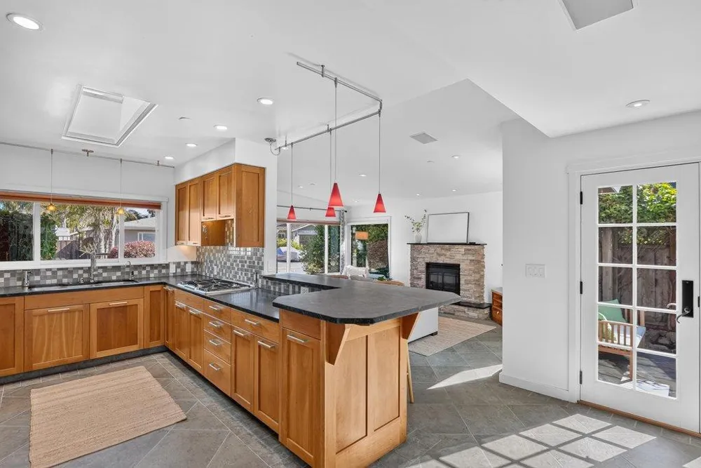 325 25th Santa Cruz, CA 95062
