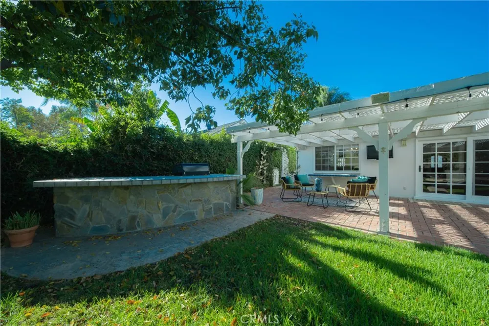 6504 Tamarind Oak Park, CA 91377