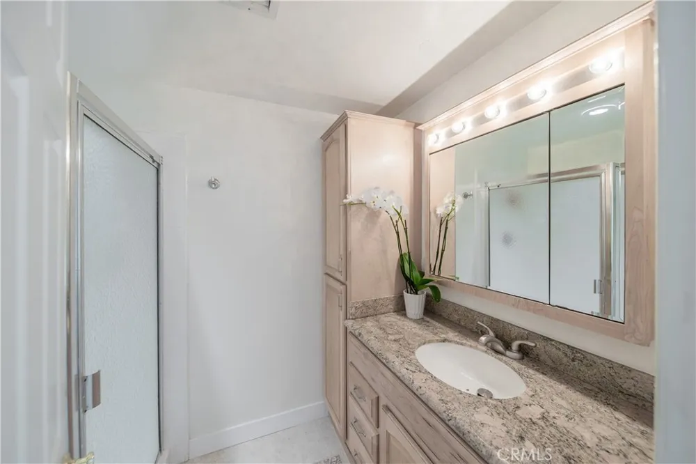 6504 Tamarind Oak Park, CA 91377