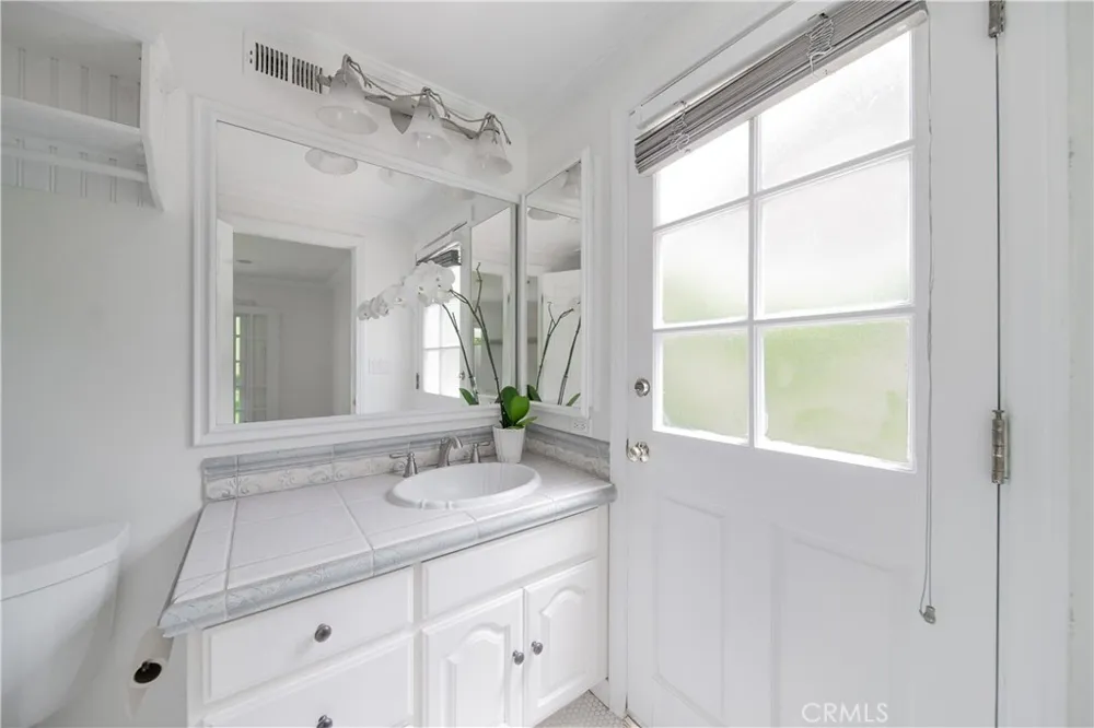 6504 Tamarind Oak Park, CA 91377
