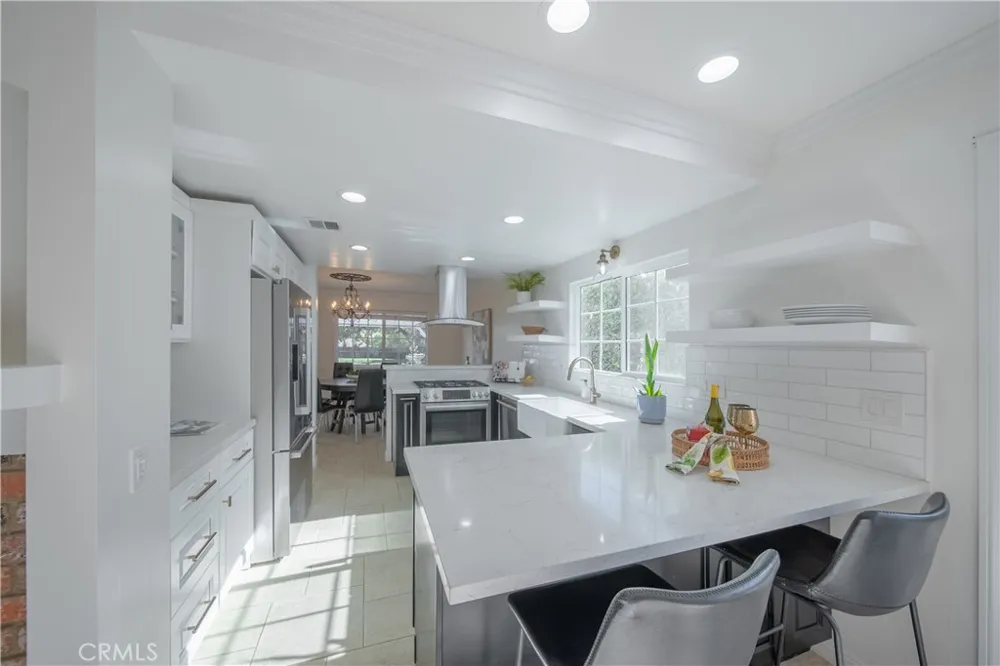 6504 Tamarind Oak Park, CA 91377