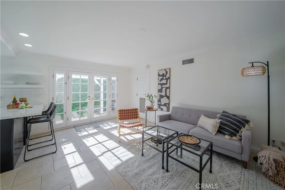 6504 Tamarind Oak Park, CA 91377