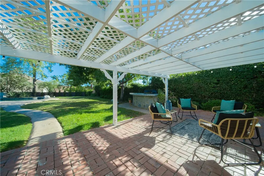 6504 Tamarind Oak Park, CA 91377
