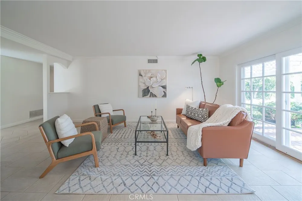 6504 Tamarind Oak Park, CA 91377