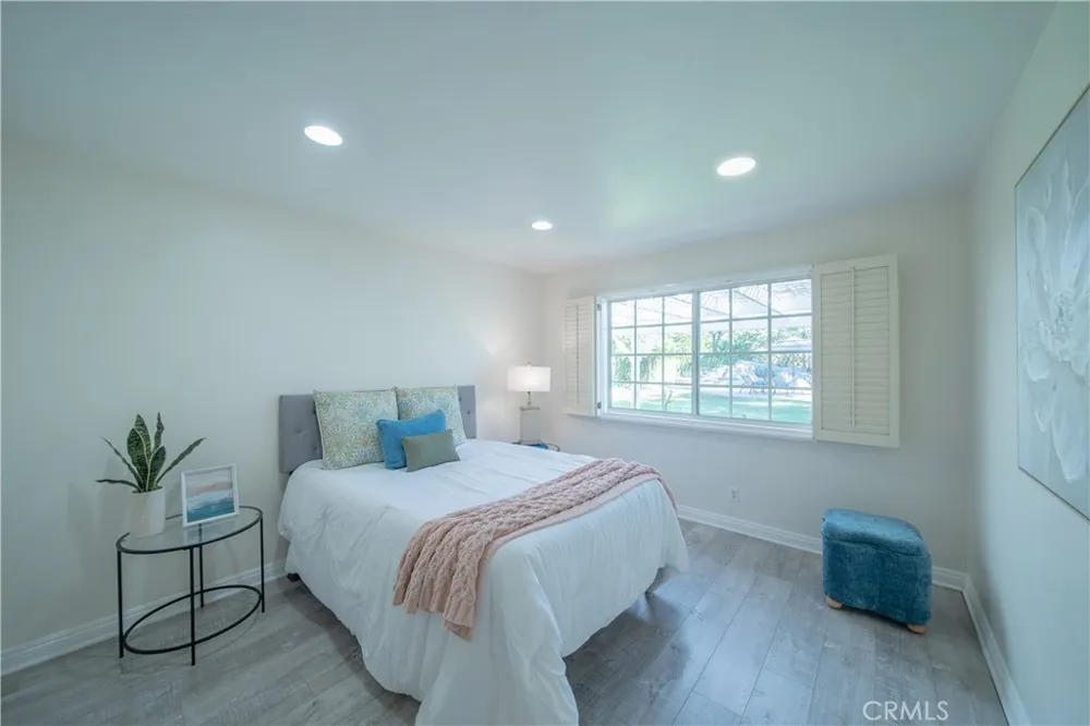 6504 Tamarind Oak Park, CA 91377