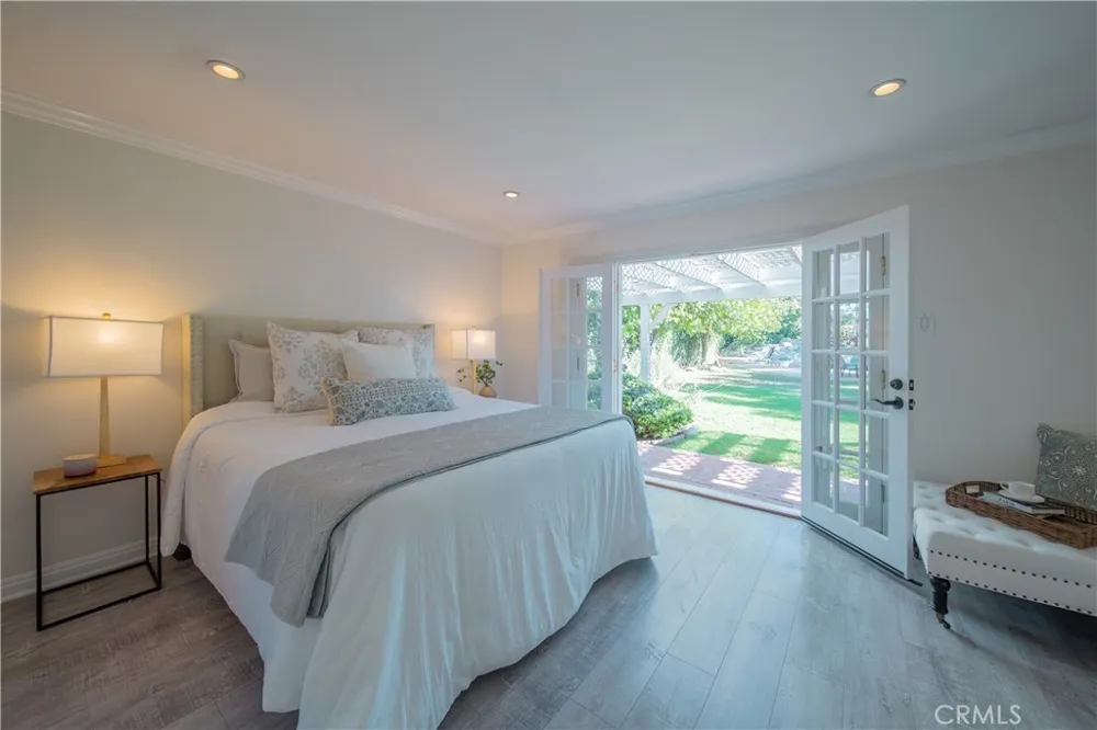 6504 Tamarind Oak Park, CA 91377