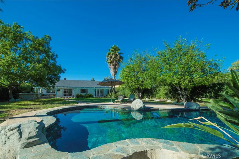 6504 Tamarind Oak Park, CA 91377