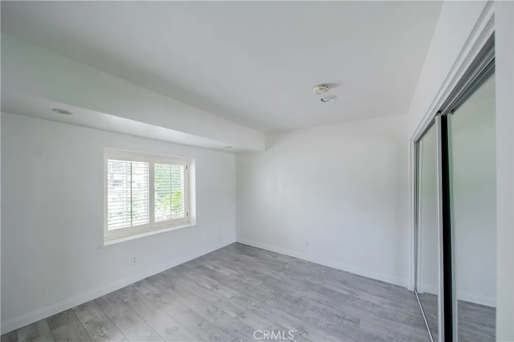6504 Tamarind Oak Park, CA 91377