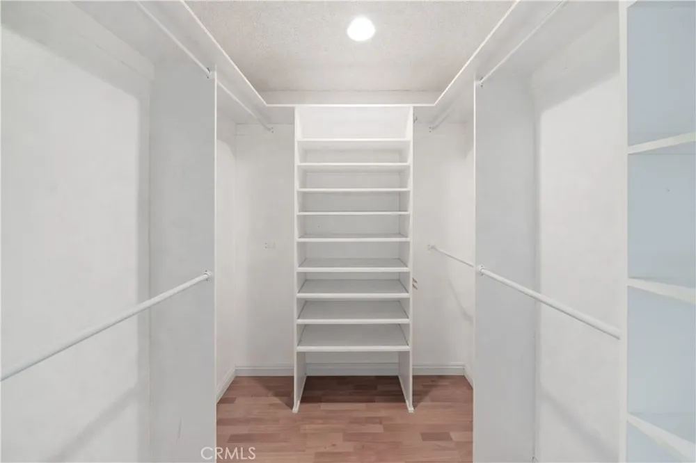 6504 Tamarind Oak Park, CA 91377