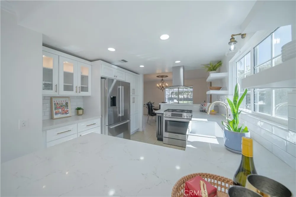 6504 Tamarind Oak Park, CA 91377