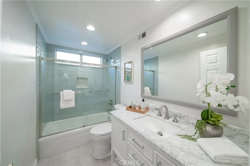6504 Tamarind Oak Park, CA 91377