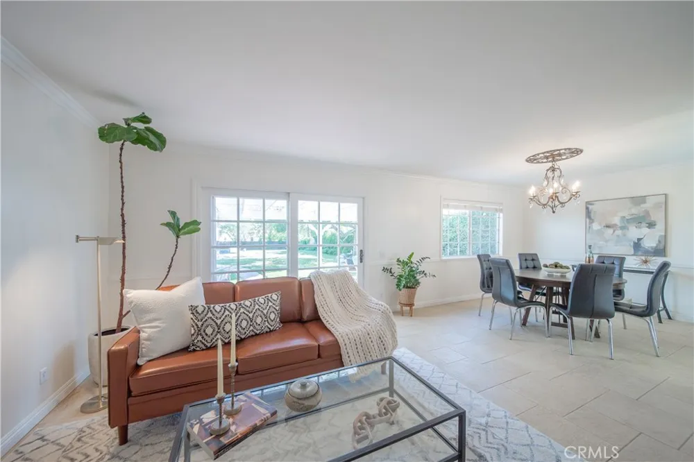 6504 Tamarind Oak Park, CA 91377