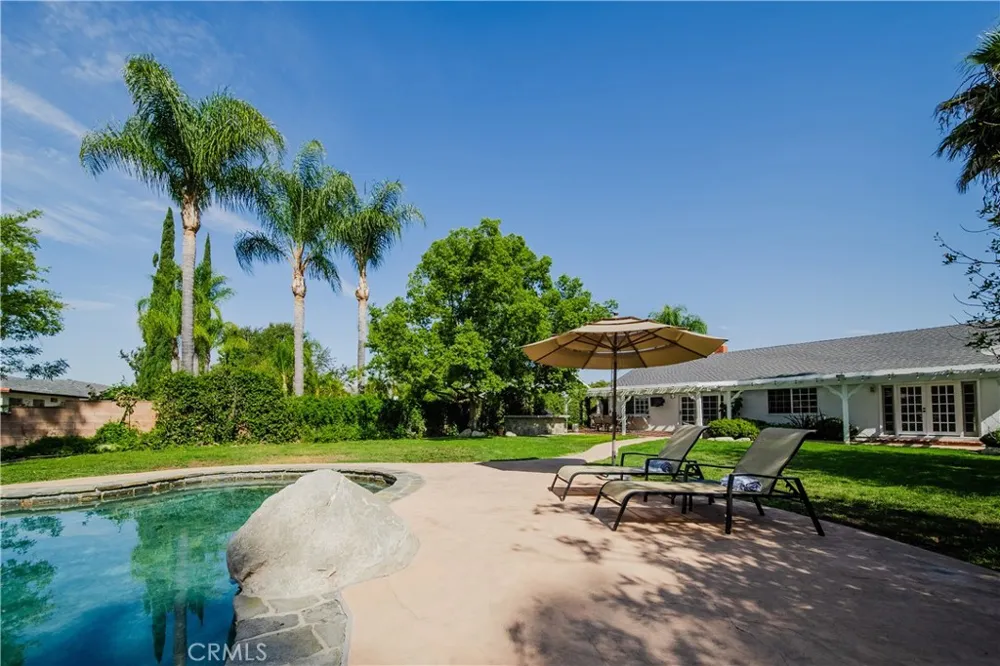 6504 Tamarind Oak Park, CA 91377