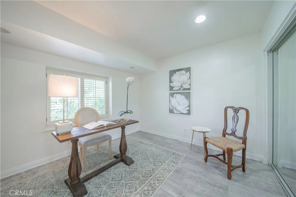 6504 Tamarind Oak Park, CA 91377