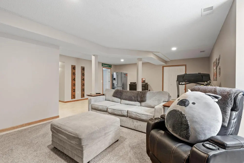 8018 Greenbriar Lane Woodbury, MN 55125