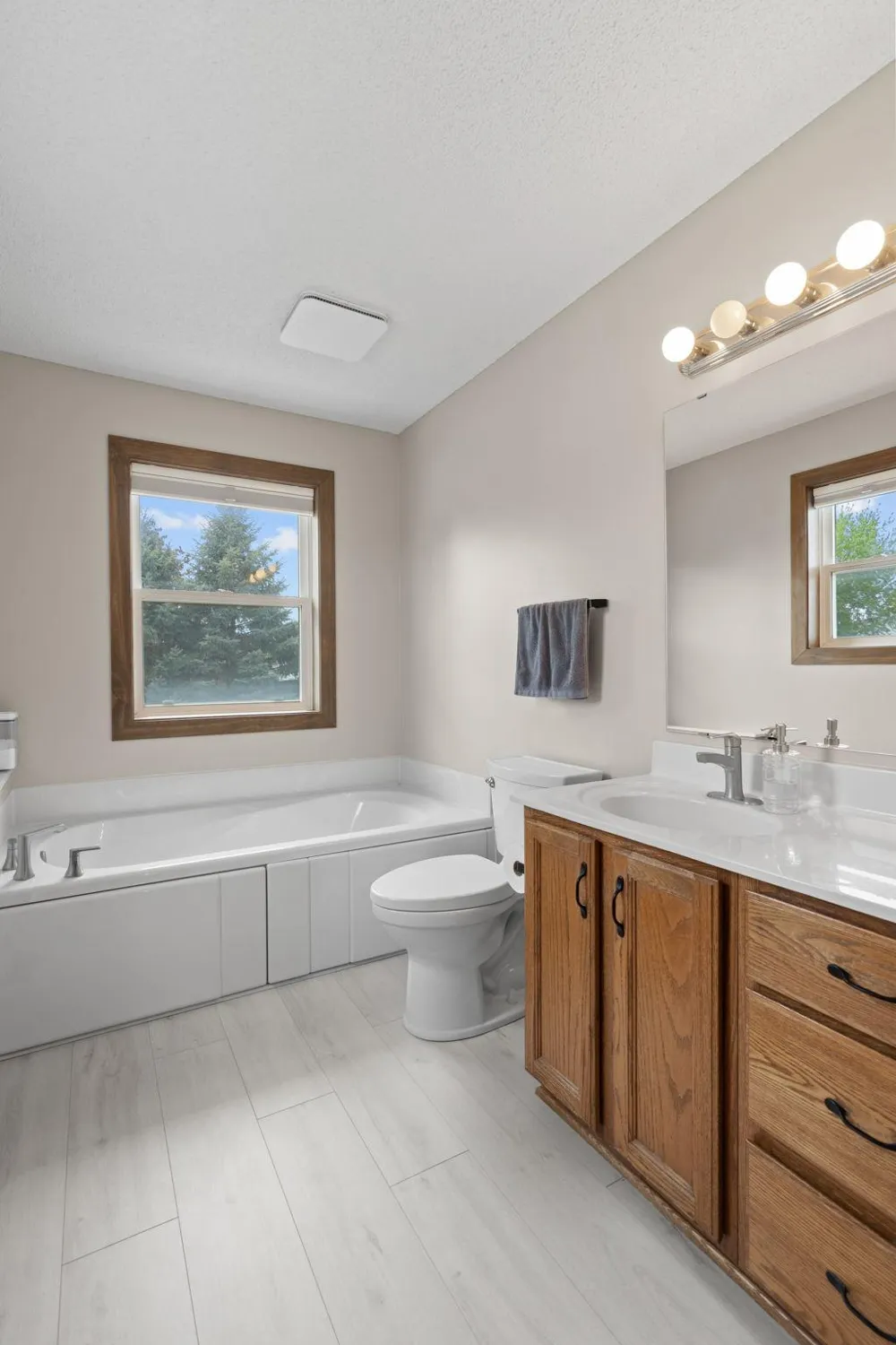 8018 Greenbriar Lane Woodbury, MN 55125