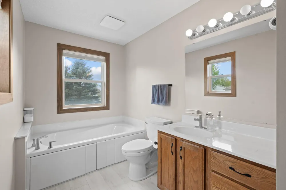 8018 Greenbriar Lane Woodbury, MN 55125