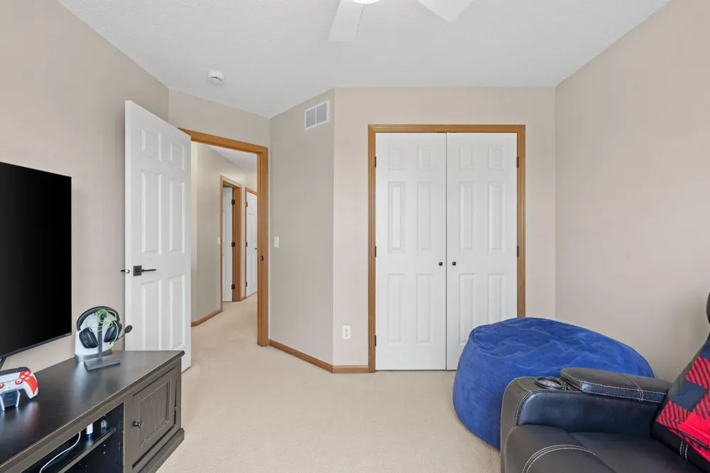 8018 Greenbriar Lane Woodbury, MN 55125