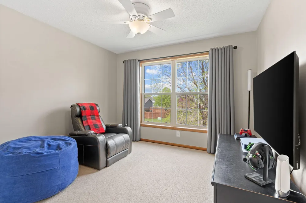 8018 Greenbriar Lane Woodbury, MN 55125