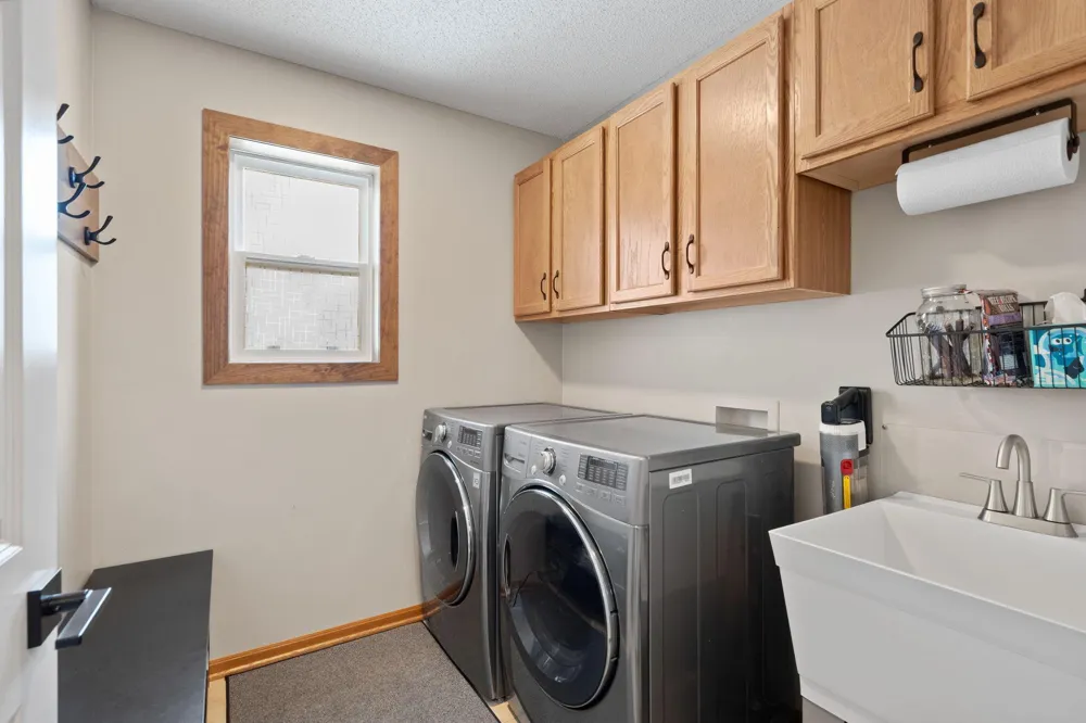 8018 Greenbriar Lane Woodbury, MN 55125