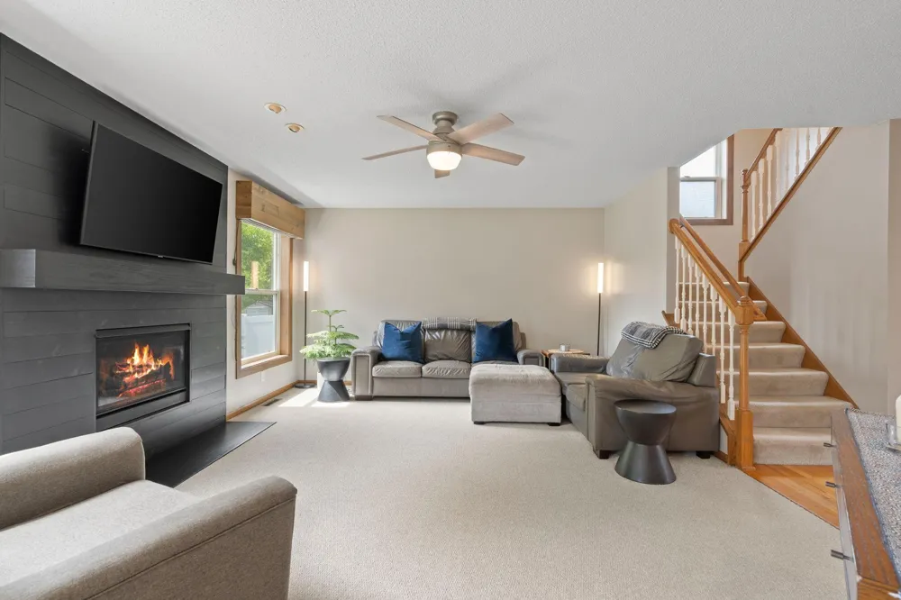8018 Greenbriar Lane Woodbury, MN 55125