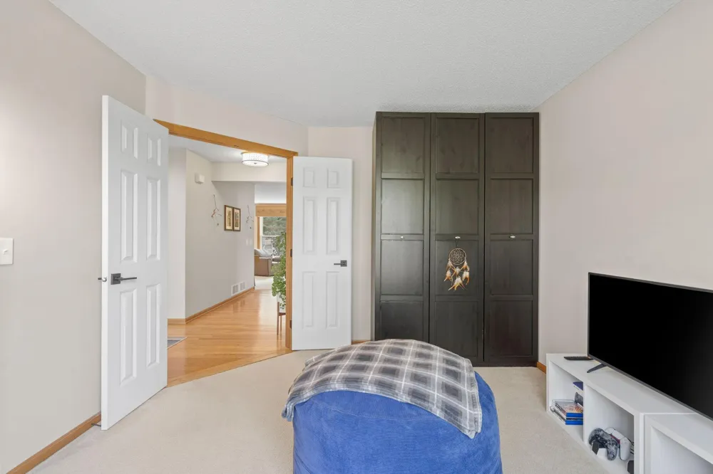 8018 Greenbriar Lane Woodbury, MN 55125