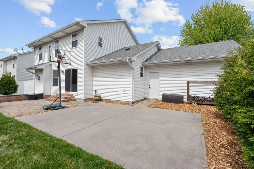 8018 Greenbriar Lane Woodbury, MN 55125