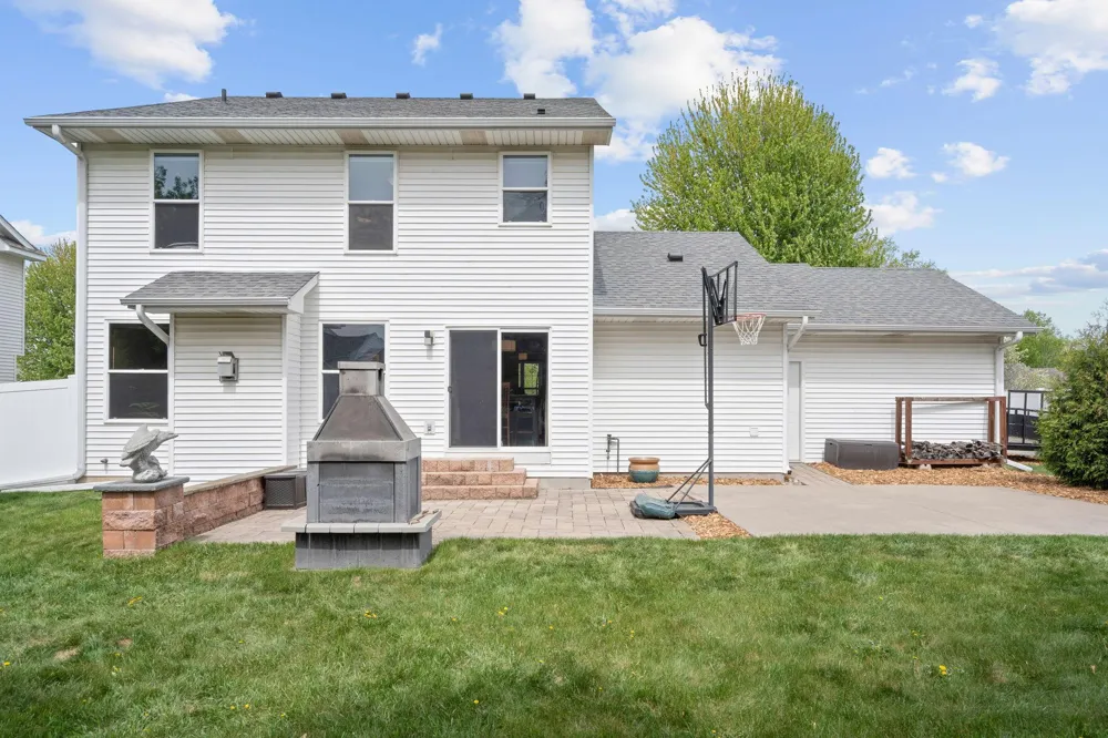 8018 Greenbriar Lane Woodbury, MN 55125