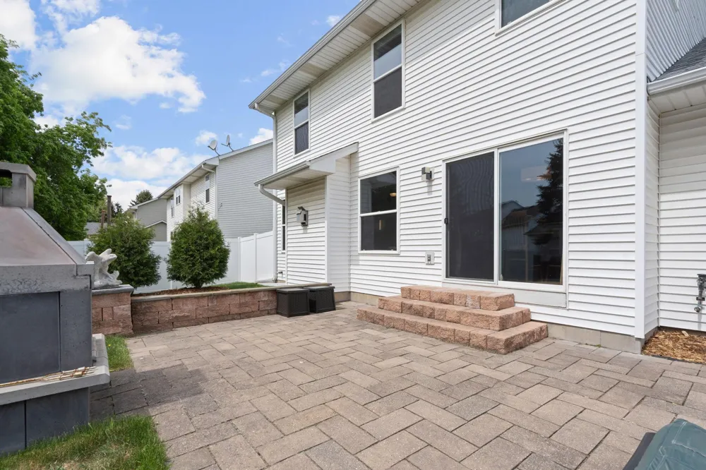 8018 Greenbriar Lane Woodbury, MN 55125