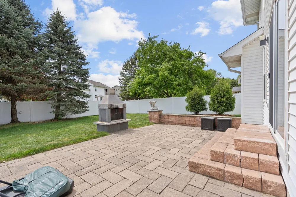 8018 Greenbriar Lane Woodbury, MN 55125