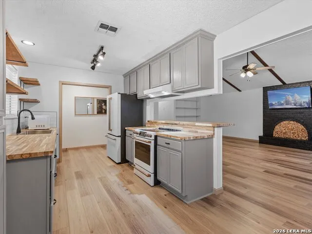 102 Mossridge Universal City, TX 78148