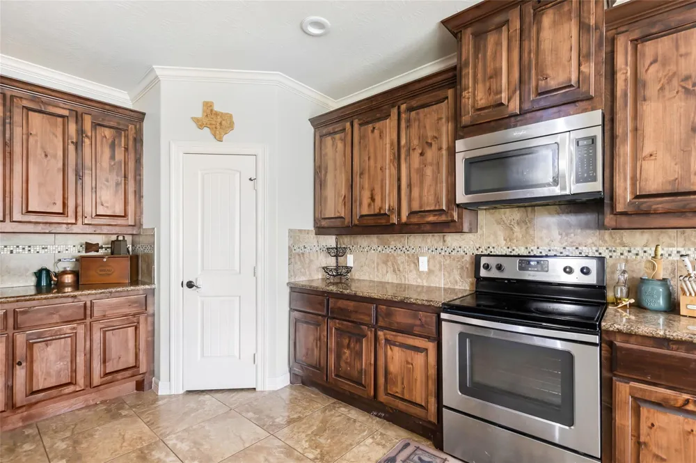1922 Shark Court Crosby, TX 77532