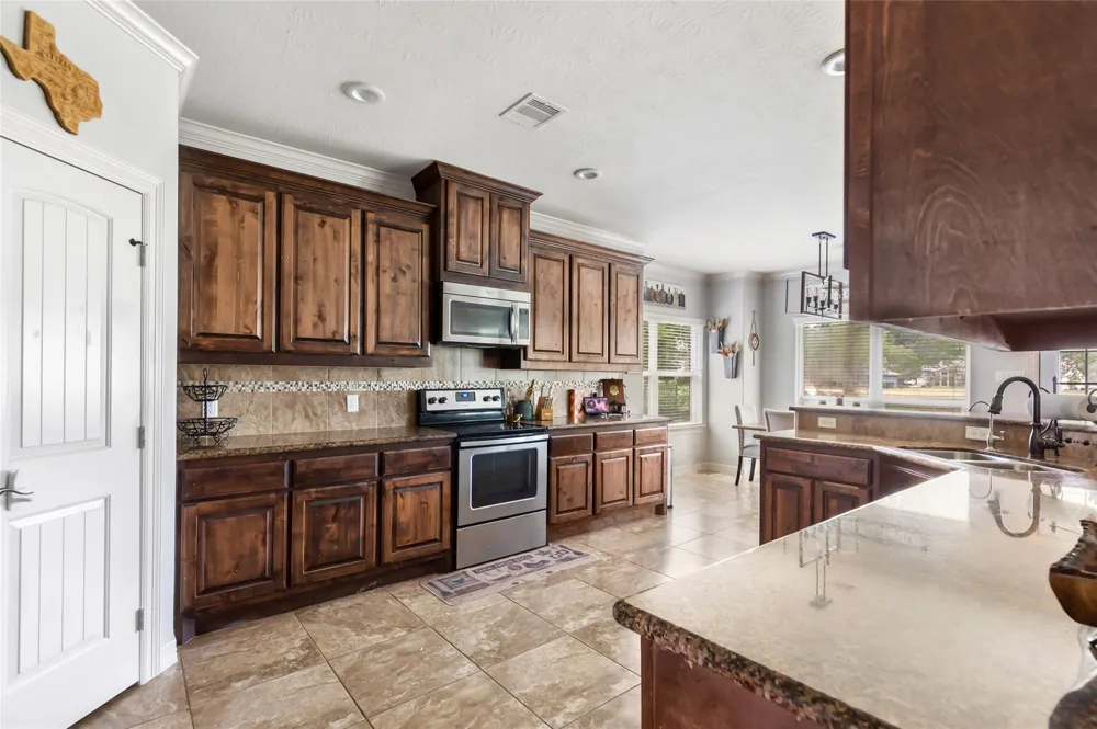 1922 Shark Court Crosby, TX 77532
