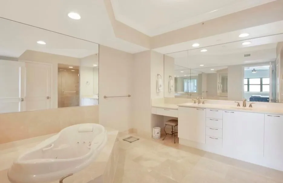 2640 LAKE SHORE DRIVE #2311 Riviera Beach, FL 33404
